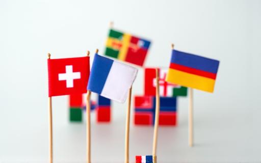 Flaggen der Schweiz, Frankreichs, Italiens und Grossbritanniens.